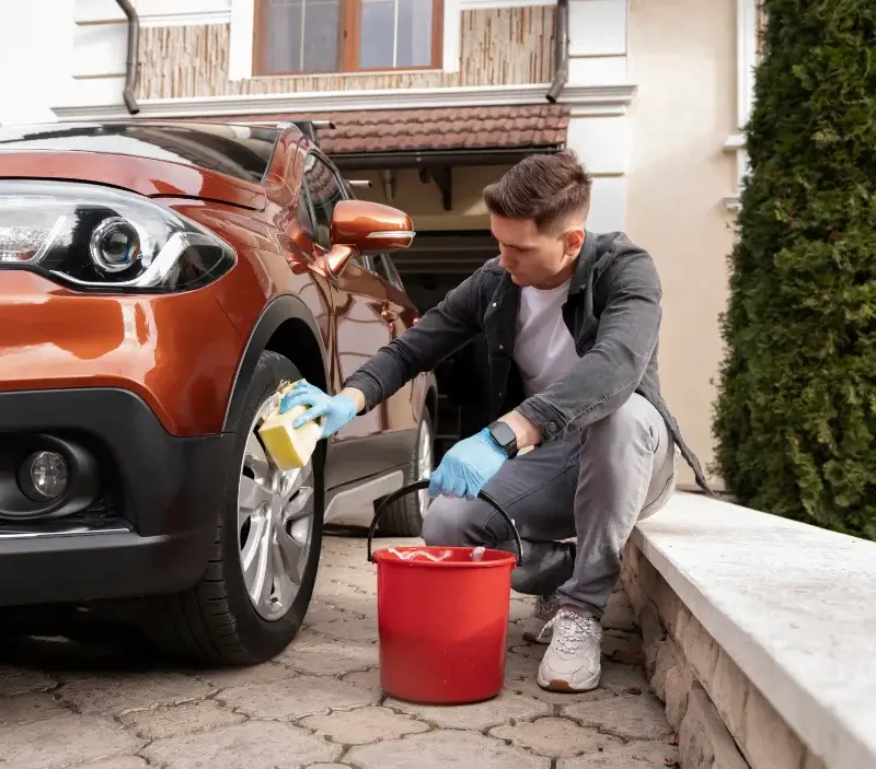 Lavage auto à domicile Peyrusse-le-Roc : professionnel intervenant sur un véhicule
